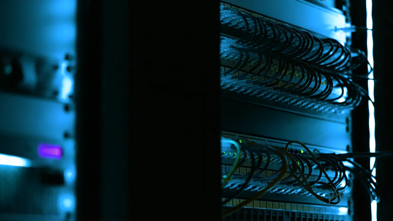 Racks de servidores iluminados en la sala de un centro de datos