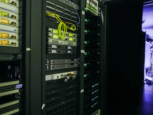 Racks de servidores encendidos en la sala fría de un centro de datos