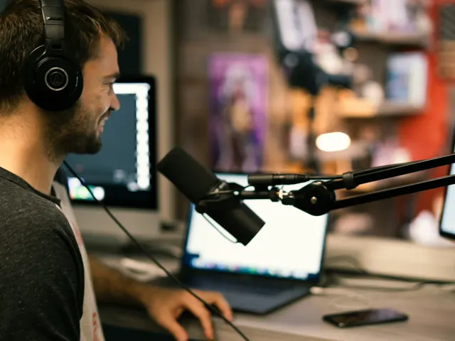 Locutor con auriculares hablando frente al micrófono en su estudio